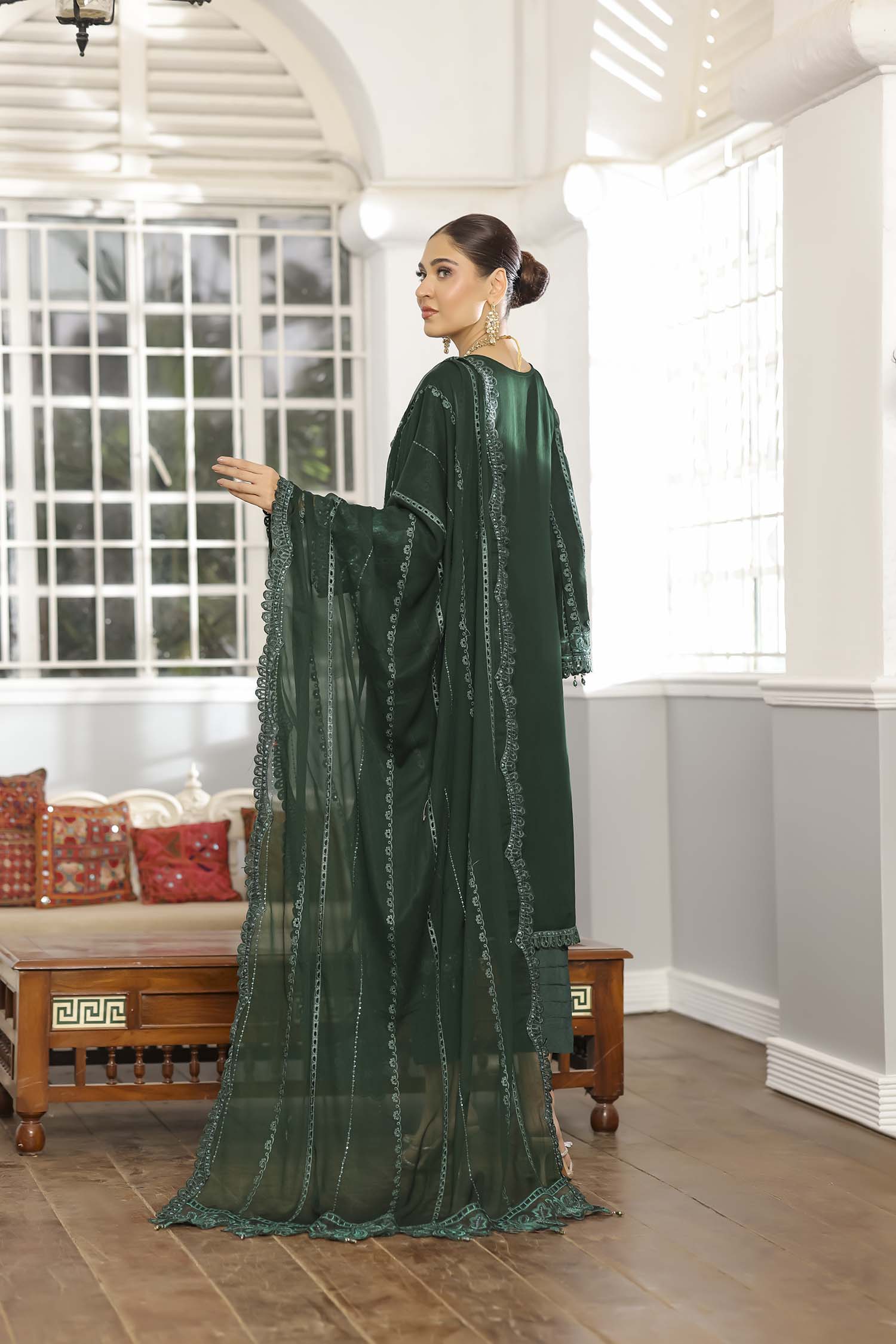 Emerald Reign: Eshaal's Signature Jewel