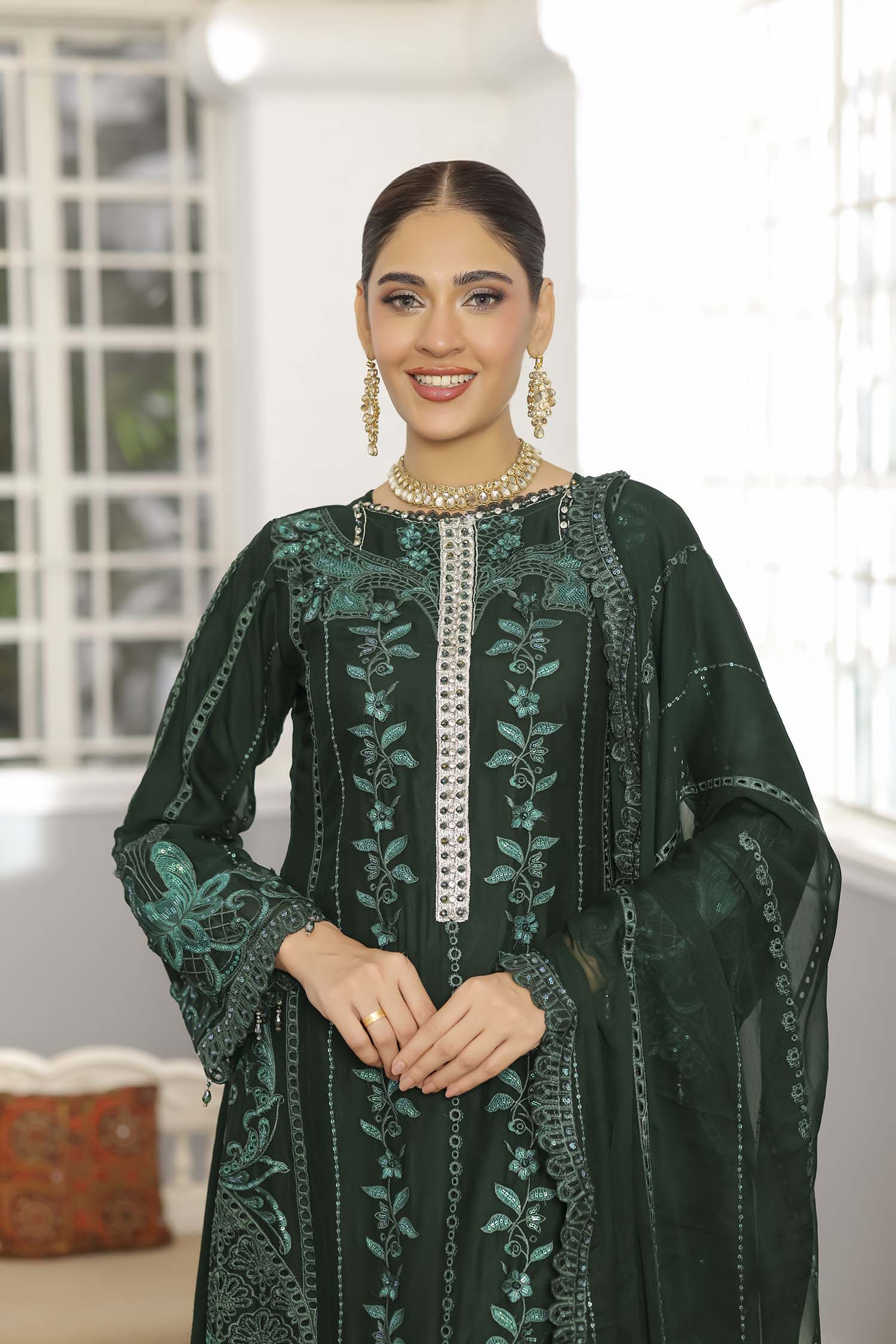 Emerald Reign: Eshaal's Signature Jewel